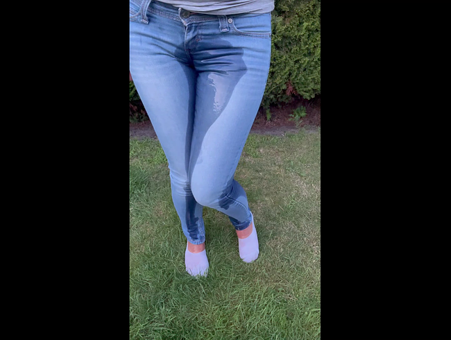 Jeans eingenässt auf der Gartenparty