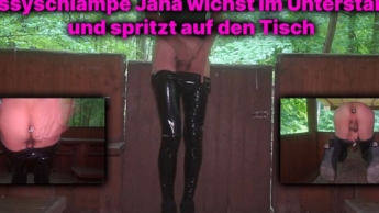 Sissyschlampe Jana wichst ihren Schwanz im Unterstand und spritzt auf den Tisch