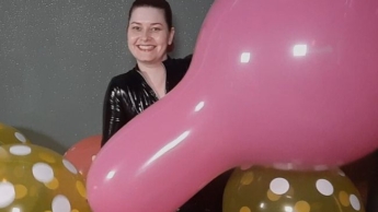 Balloon Looner Girl reitet die Luftballons