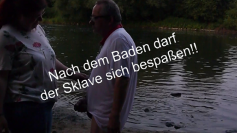 Nach dem Baden darf der Sklave sich auch mal bespaßen!