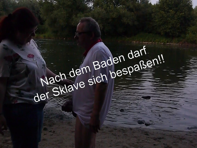 Nach dem Baden darf der Sklave sich auch mal bespaßen!