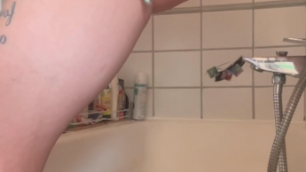 Heiße Selbstbefriedigung mit Dildo und Natursekt in der Badewanne