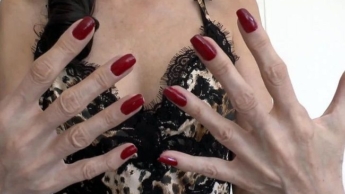 Joi clip mit schönen Händen, rote Fingernägel und sexy Seide Negligee