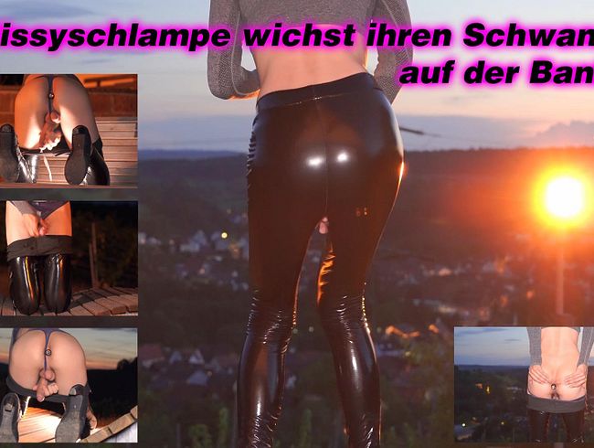 Sissyschlampe wichst ihren Schwanz auf der Bank