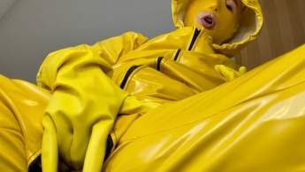 Gelb muss sein …Heute mal wieder geil in gelbem PVC, Gummi und Latex Regenkleidung