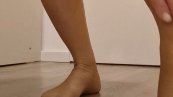 Ich ziehe meine glänzenden Nylons aus