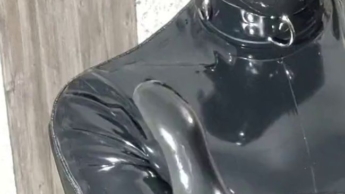 Jonny wird zur Latex Puppe. Become a rubber drone. Latex ASMR