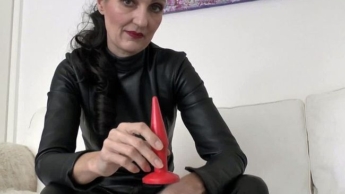 Lady Victoria Valente – Anfänger Plug Analspiel Anleitung und dabei geil abspritzen dürfen