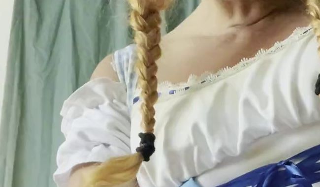 Userwunsch! Neues Natursektvideo im sexy Dirndl!!!