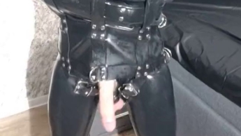 Jonnys neue maßgeschneiderte Latex Zwangsjacke wird eingeweiht.