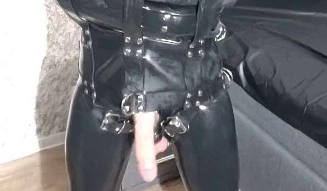 Jonnys neue maßgeschneiderte Latex Zwangsjacke wird eingeweiht.