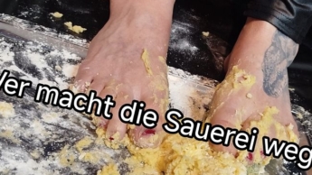 Herrin backt mit den Füßen Plätzchen und veredelt diese mit besonderem Zuckerguss!