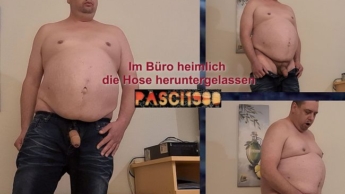 Im Büro heimlich die Hose heruntergelassen