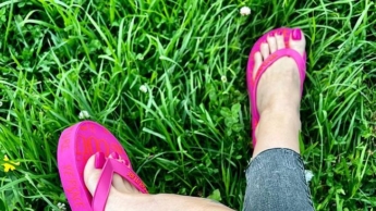 Meine neuen rosa Flip-Flops und meine Füße mit rosa Nagellack (Kein Ton)