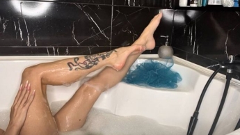 Rasiere meine langen und dünnen Beine in der Badewanne, Füße auch auf Video