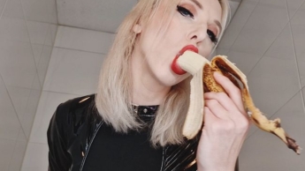 Bananen-Blowjob? Sexy dominantes Foodspitting