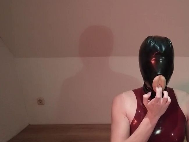 Ich habe eine neue Latex Pussy Maske bekommen, schau ob sie mir steht ?