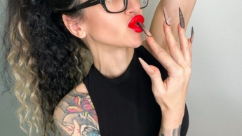 Lange Nägel und Netzhandschuhe, lutschende Finger, rote Lippen und lange Haare