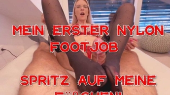 Mein Erster Nylon Footjob! Spritz auf meine Füßchen!!