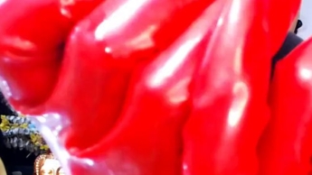 Rotes Latex – JOI MIT BBC