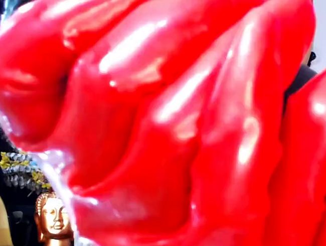 Rotes Latex – JOI MIT BBC