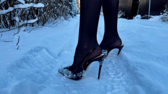 Schwarze klassische Stiletto High Heels ohne Fersenkappe, 12 cm Absatz bei mir und im Schnee