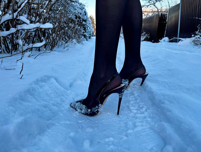 Schwarze klassische Stiletto High Heels ohne Fersenkappe, 12 cm Absatz bei mir und im Schnee