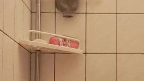 Ich liege in der Badewanne und spiele etwas er kommt rein und pusst mich voll