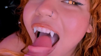 Sexy Vampiraugen und Reißzähne machen Ahegao Dirty Talk