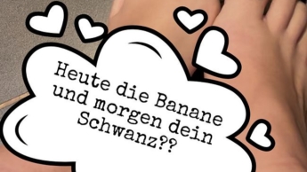 Jetzt ist es die Banane.. als Nächstes dein Schwanz? Flutschig, öliger Glasdildo Bananen footjob! (ohne Ton)