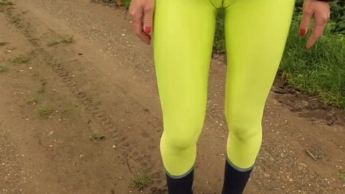 Walk in rubber boots – Spaziergang in Gummistiefeln und Leggings